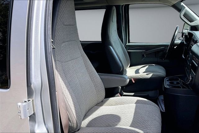 2022 GMC Savana Passenger 3500 LS