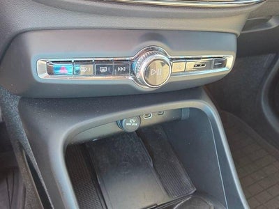 2024 Volvo XC40 Core Bright Theme