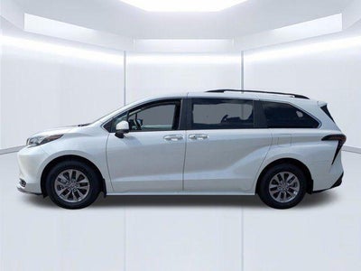 2025 Toyota Sienna XLE 8 Passenger