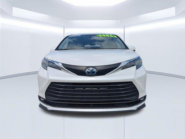 2025 Toyota Sienna XLE 8 Passenger