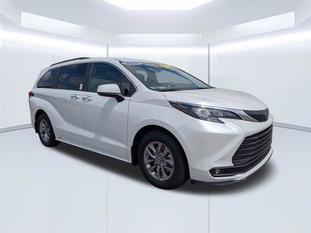 2025 Toyota Sienna XLE 8 Passenger